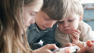 children play with mobile