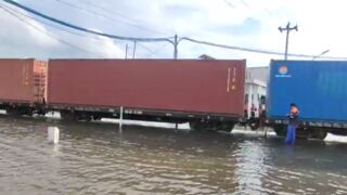 DESPERATE TO HIT THE FLOOD! THIS CONTAINER TRAIN FIGHTS AGAINST THE SWIFT FLOW OF WATER
