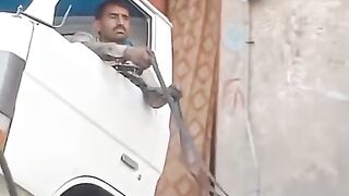 کام چیک کریں اس بندے کے