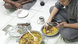 খানা খাওয়ার সময়ও মোবাইল টিপাটিপি