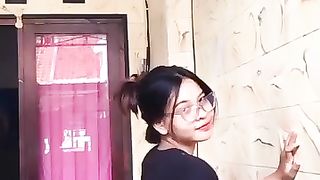 tiktok girl dance