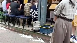 A man raises the largest snail