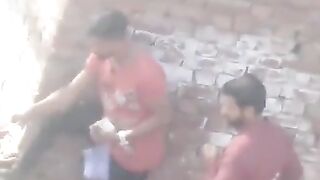 ہیروئین کا نشہ خریدنے والے قطار بنائے کھڑے ہیں  (تحصیل فیروز والا ضلع شیخوپورہ)