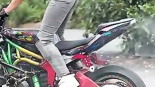 Nice skills motorbike girl ???? nice #skills #bikegirl