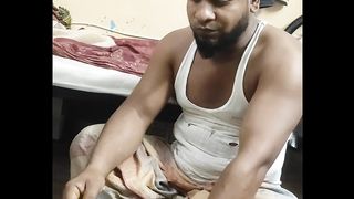 এত খায় কে