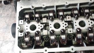 لا صمام. de soapapes.du moteur de la voiture - صمام. صمامات السيارة.