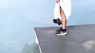 মানুষ পাখির মতো উড়তেছে দেখুন