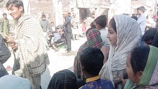 Bacchon ka pet paalne ke liye insan Kay kay nahin karta