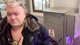Санбой возле любимого магазина в Питере
