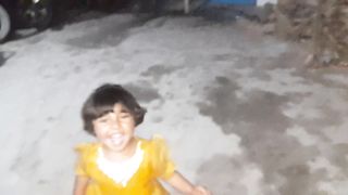 A little girl dance on Nak da koka
