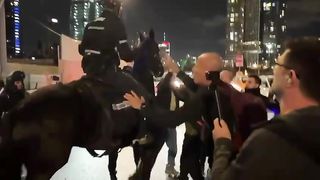 Sumber musuh:  Polisi kriminal Israel menyerang pengunjuk rasa