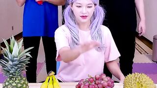 Guess_The_Fruit_Challenge,_The_Loser_Will_Be_Beaten!_!_#_Funnyfamily_#Partygames(720p).