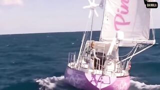 ২১০ দিন নির্জন সমুদ্রের মাঝে একা আটকে ছিল মেয়েটি !????