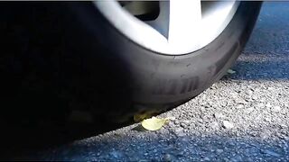 Esmagando coisas crocantes e macias de carro! EXPERIMENTO Carro vs Pasta de Dente