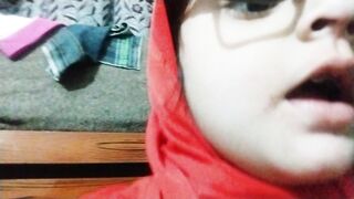Muslim kids Girl is making you know about fasting experinece. Its her first Fasting