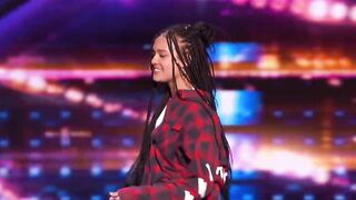 Golden Buzzer- Sara James Wins Over Simon Cowell With 'Lovely' by Billie Eilish - AGT 2022
