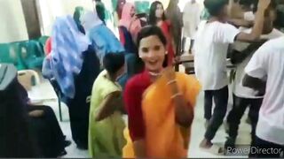 বিদায়ী ছাত্রীদের উত্তাল ড্যান্স