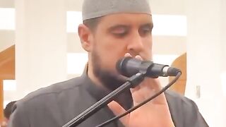 ذهول المصليين بصوت الشاب الذي قدمه الشيخ محمد حسان للصلاه ليصلي هو خلفه في الكويت