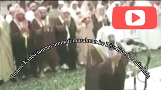 Imam Kaaba is praying for all the Muslims of the Ummah