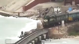 World dangers railway Bridgeدنیا کے سب سے خطرناک ریلوے بریج پل دیکھ کر خوف اجاتا ہے