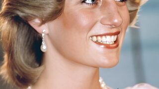 Princess Diana Seems to Fall in love with Pearls