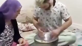 لما تكون خرمان على سيكارةوعم تساعد امك