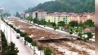 The scene of flood in the village will scare you!
