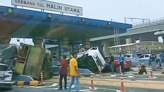 Breaking News| Kecelakaan Beruntun di Gerbang Tol Halim.