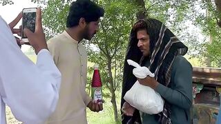 Ghreeb Kay Sath kia hoa jab rashan day kar vedio bnai please subscribe