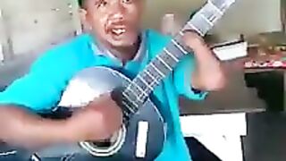 mampu bermain gitar tanpa tangan yang lengkap