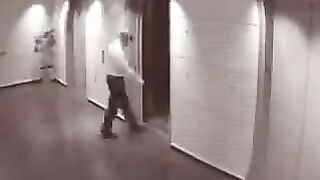 لفٹ کو پکڑنے یا روکنے کے لیے کبھی بھی اپنے ہاتھ یا ٹانگ کا استعمال نہ کریں۔