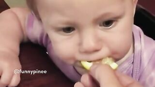 أطفال يتدوقون الليمون لأول مرة