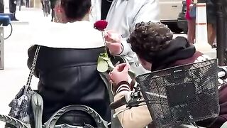 J’OFFRE UNE ROSE À SON COPAIN ????