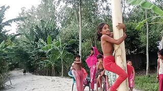 তৈলাক্ত কলা গাছে উঠার চ্যালেঞ্জ।