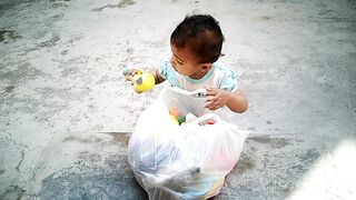 Kid play with toys ????
