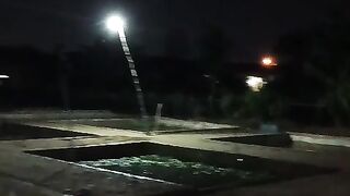 Pemberian pakan lele malam paling enak selepas shalat tarawih, sambil ngopi disaung