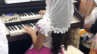 Criança tocando hino na comunhão!!!