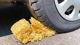 Esmagando coisas crocantes e macias de carro! EXPERIMENTO: Carro vs Coca Cola, Fanta, Balões Mirinda