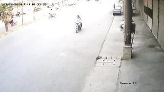 فیصل آباد میں موٹرسائکل  کے گلے پر ڈور پہر گئ