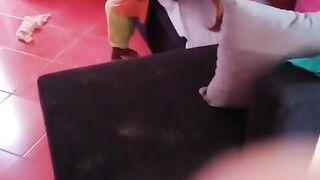 لعب الطفل مع البيتبول
