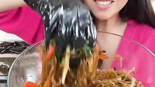 Vietnamese_girl_makes_Korean_Japchae___MyHealthyDish