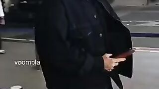 Jhakaaaaas Anil Kapoor being Anil Kapoor as he rolls into the airport