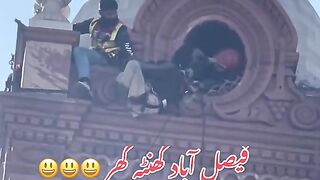 Breaking News: Faisalabad ka shehri ghanta ghar par charh giya