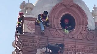 Breaking News: Faisalabad ka shehri ghanta ghar par charh giya