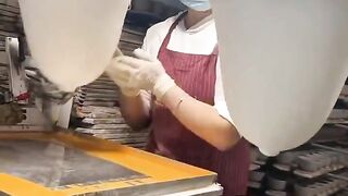 Creating designs for ramen bowls using a rubber mould