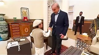Sharize  ko wazer Azam  na bolaya