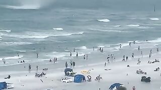 Footage captures waterspout ripping through crowded beach #Shorts