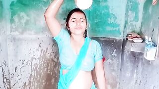 Beautiful_girl_in_the_village_open_bath!(360p).