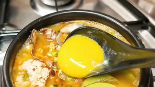 Making spicy clam stew with soft tofu