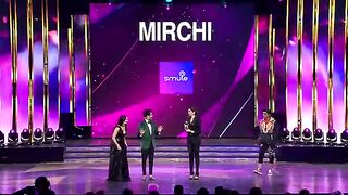 Sunil Grover teaches Deepika on how to grow her social media following at Smule Mirchi Music Awards